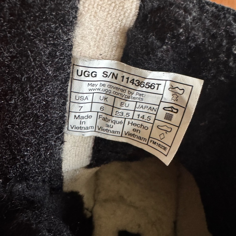 UGG Kids Black Textured Shearling Booties size 7 - Picture 3 of 6